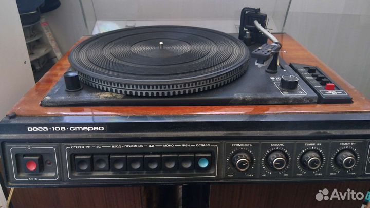 Проигрыватель виниловых пластинок с колонками