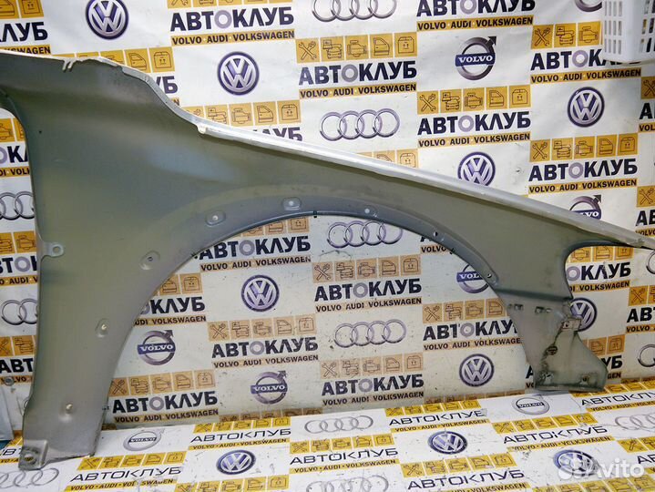 Крыло переднее левое Вольво XC70 серебро