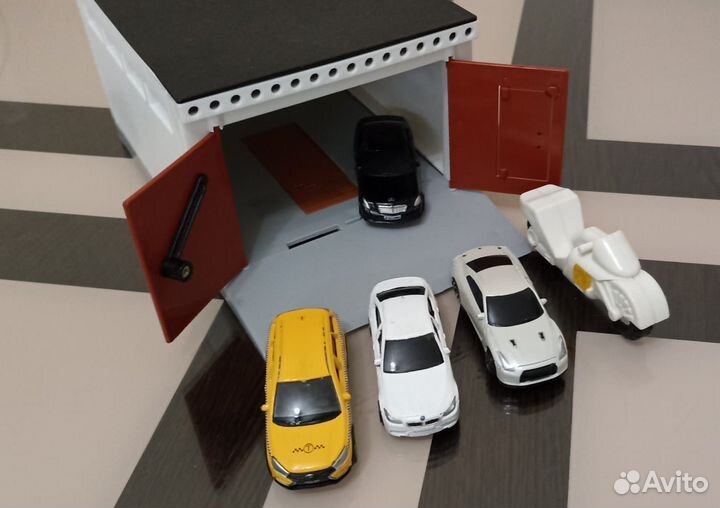 Игрушки машинки с гаражом пакетом
