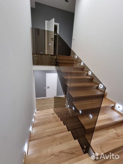 Стеклянные ограждения лестничного марша