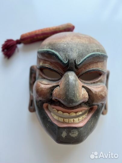 Маска из дерева. Бутан