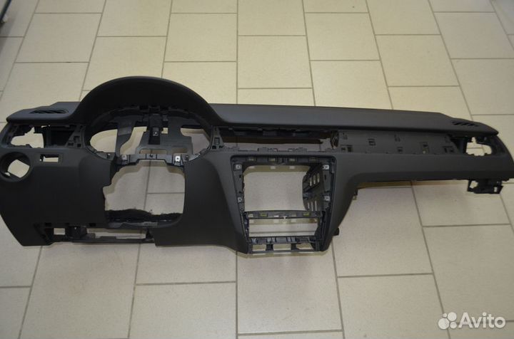 Торпедо панель приборов Шкода Рапид