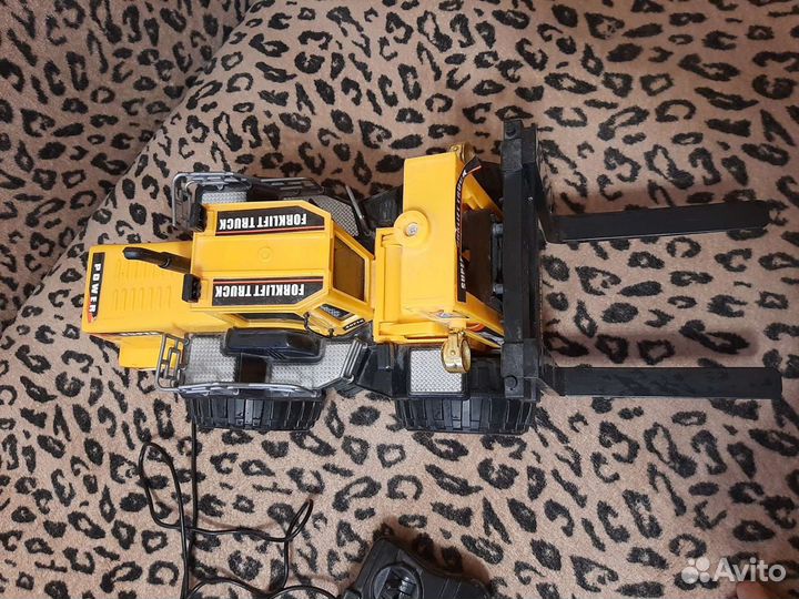 Машина-погрузчик на управлении новый