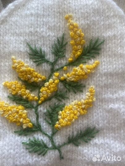 Варежки вязаные ручной работы с вышивкой