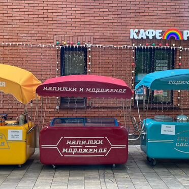 Хот-дог, холодильник для мороженного, кукуруза