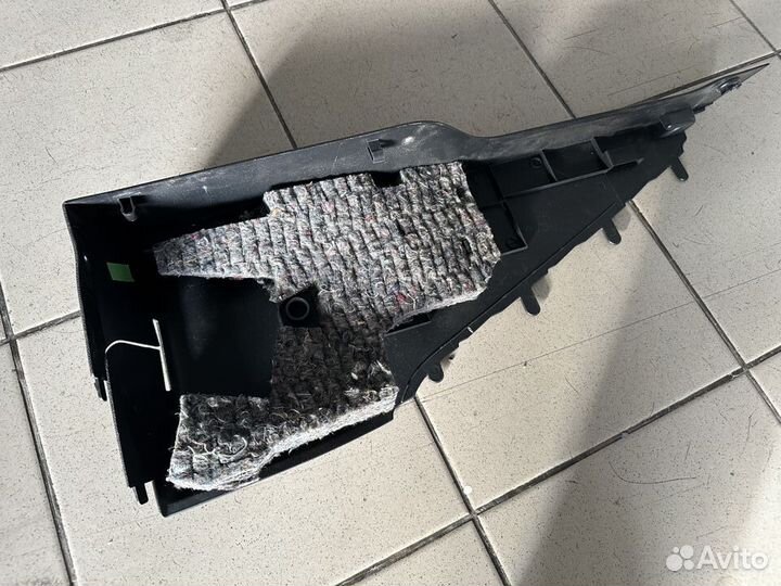 Держатель полки багажника правый Дастер