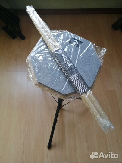 Стойка и барабанный пэд + палочкиYamaha- всё новое