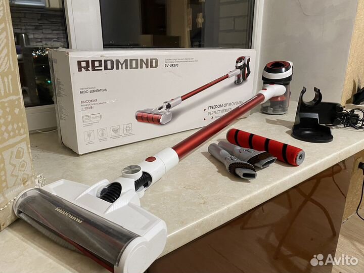 Вертикальный пылесос redmond RV-UR370