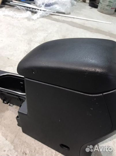 Консоль с подлокотником Subaru Forester 4 13г