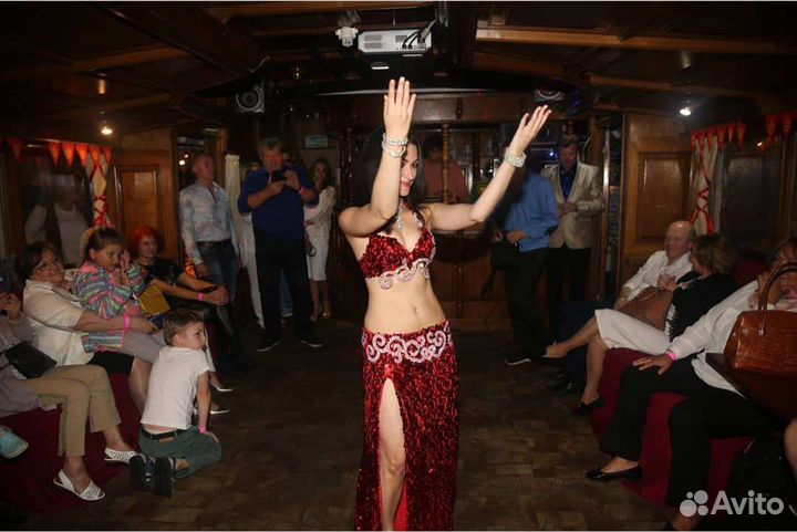 Восточный костюм ярко-красный блестящий