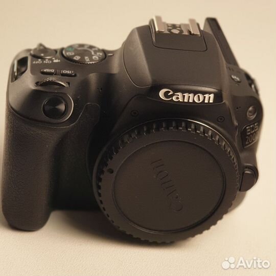 Зеркальный фотоаппарат canon eos 200D body