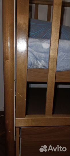 Детская кроватка с маятником и ящиком