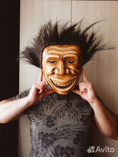 Маски африканские и барабан