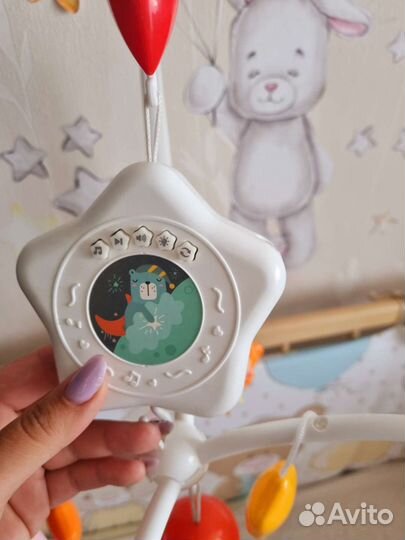 Мобиль с проектором изображ и безопасным кронштейн