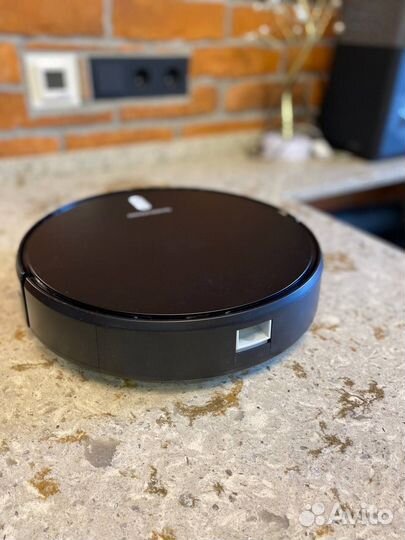 Робот-пылесос Redmond RV-R630S черный