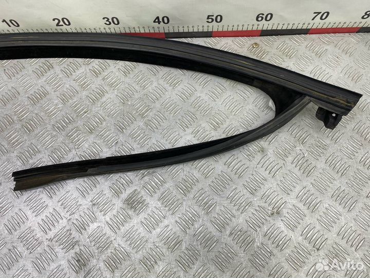 Б/У уплотнительная резинка стекла передний левый