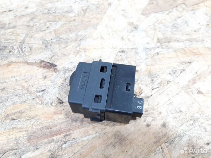 Кнопка корректора фар Nissan Tiida C11 2011