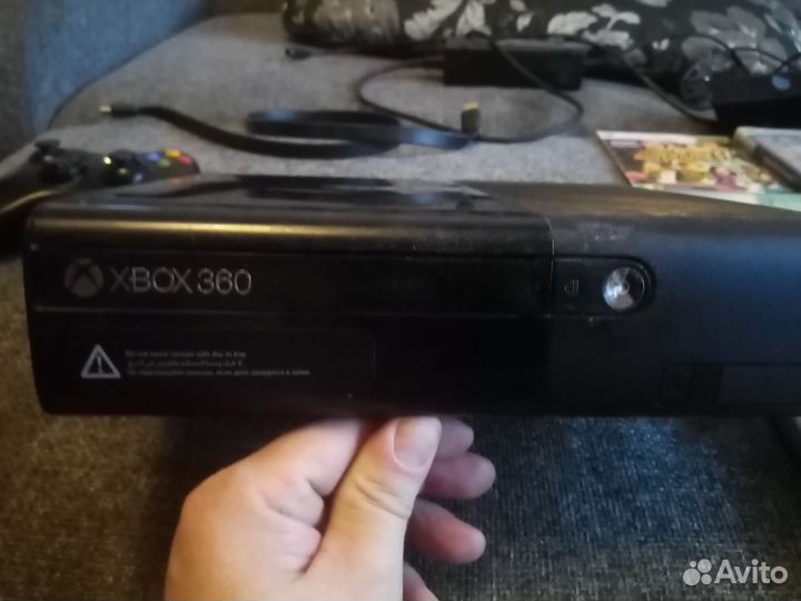 Xbox 360 E, с кинектом, один джойстик