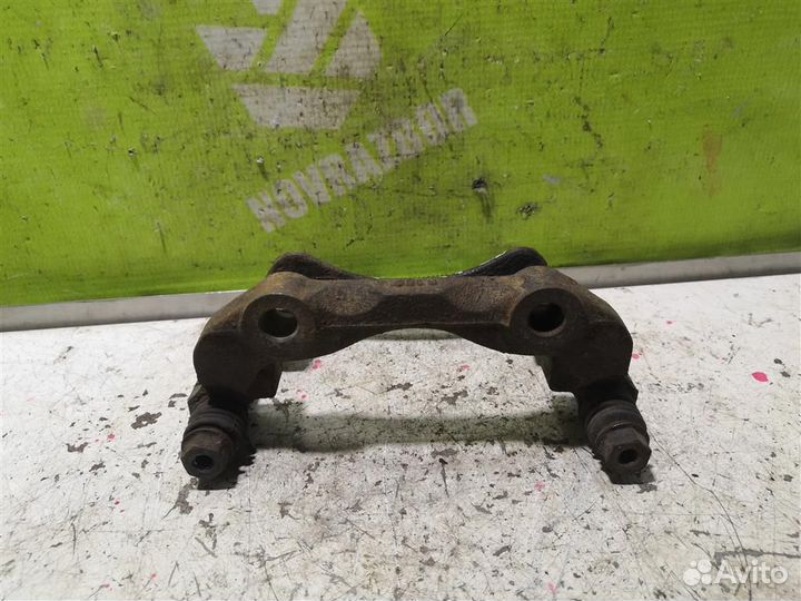 Скоба суппорта переднего Ауди 80 90 Б3