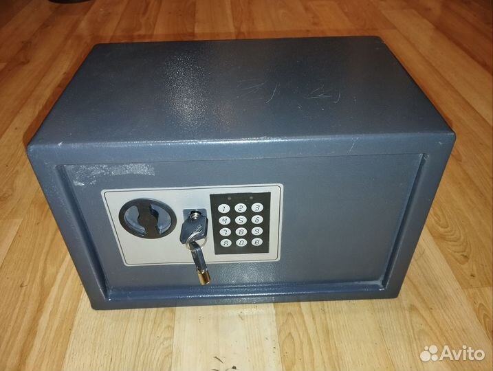 Сейф мебельный, пистолетный Adeo Services. Франция