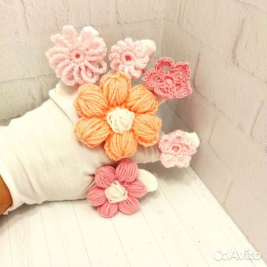 Резинка для волос с нежно-розовым цветком