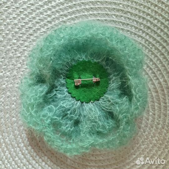 Брошь-цветок зелёная вязаная 