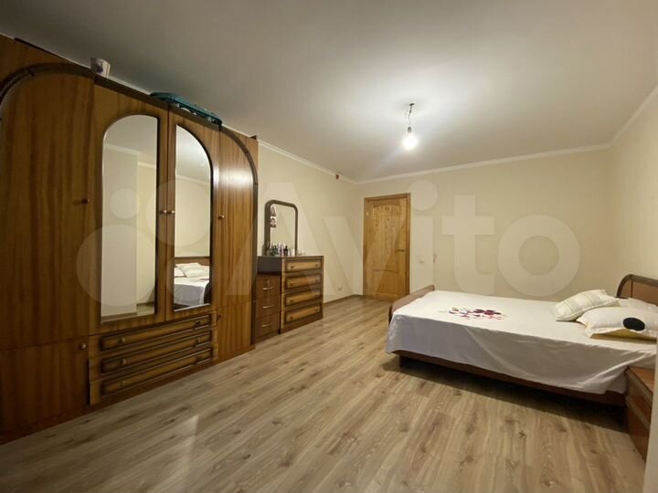 2-к. квартира, 70,2 м², 1/10 эт.