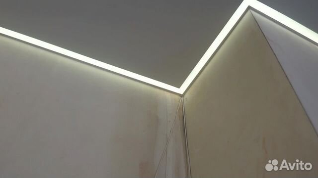 Натяжной потолок контурный (со световыми линиями)