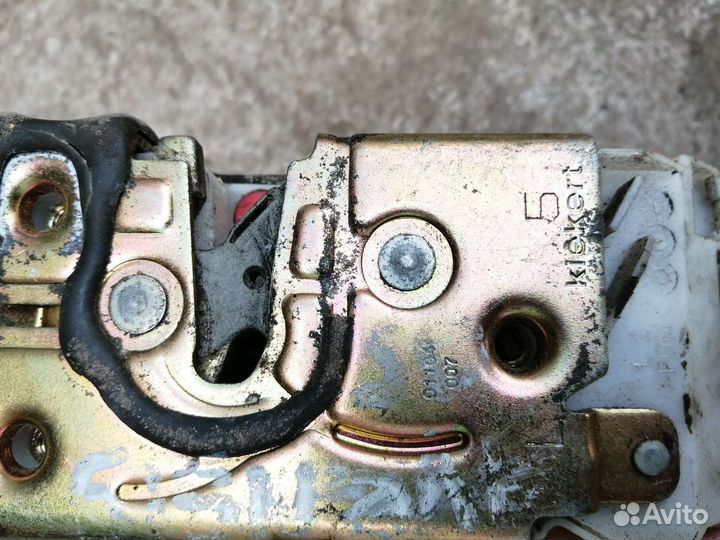 Замок двери левый задний Toyota Avensis T220