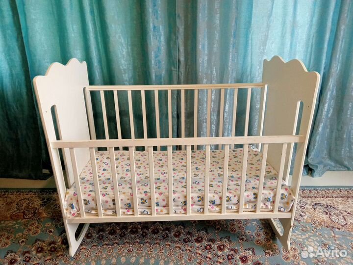 Детская кроватка с маятником белая