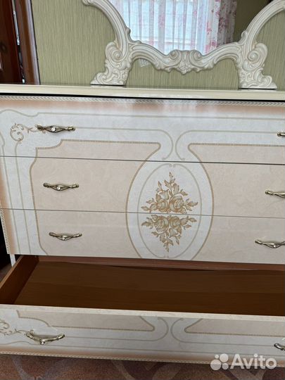 Комод с зеркалом