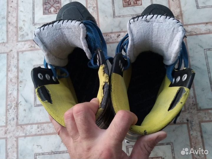 Коньки для хоккея с мячом