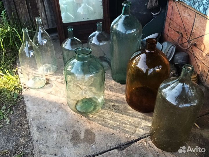 Стеклянные бутыли и четверти