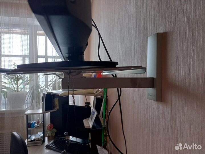 Телевизор с кронштейном