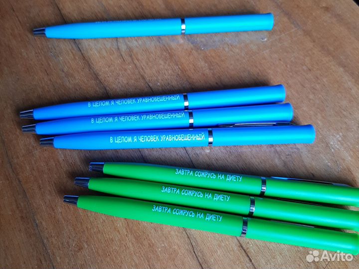 Ручки разных оттенков с интересными подписями