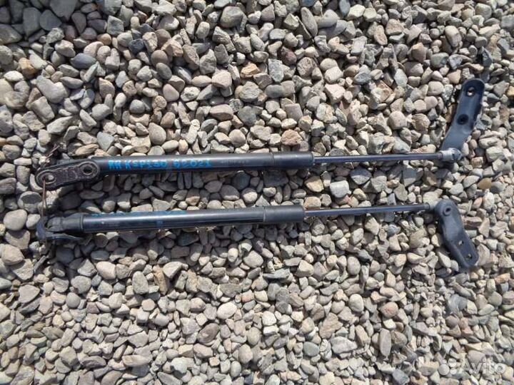 Амортизатор багажника Toyota Vitz KSP130 1KR-FE