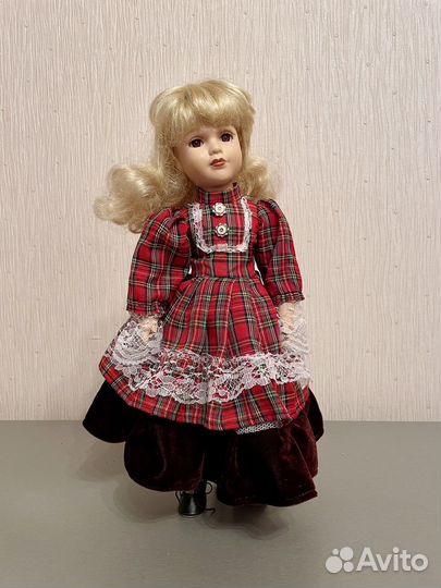Кукла фарфоровая
