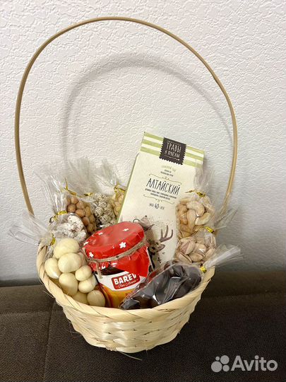 Корзина с орехами, коробка с орехами