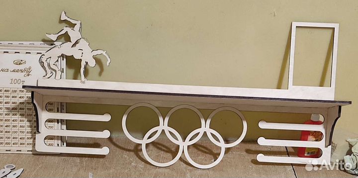 Медальница с полкой