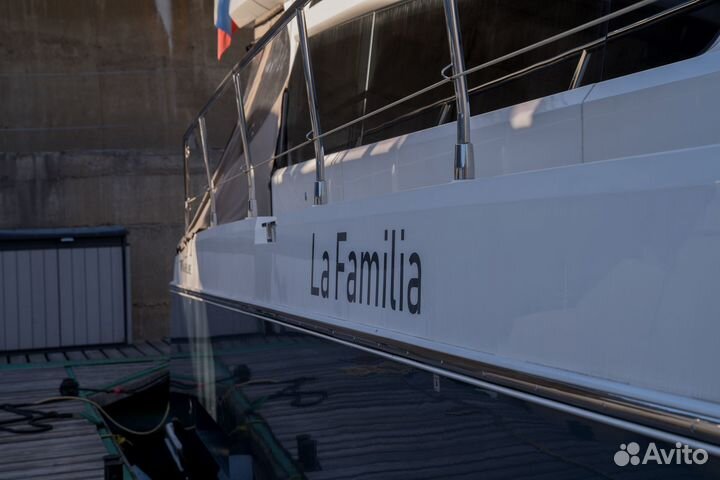 Яхта с флайбриджем Fairline Squadron 50