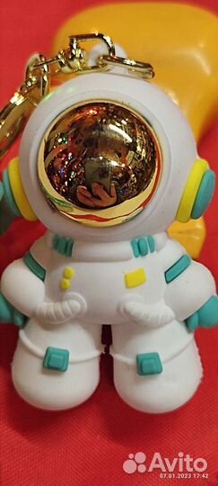 Брелки новые смотрите фото и описание спасибо