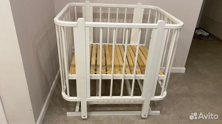 Детская кроватка с маятником