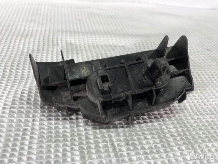 Крепление бампера заднее правое Toyota Corolla