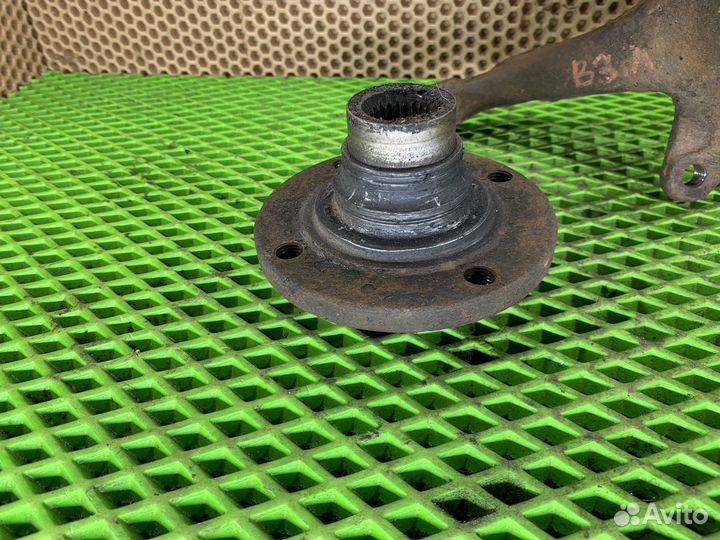 Передний левый кулак Volkswagen Passat B3