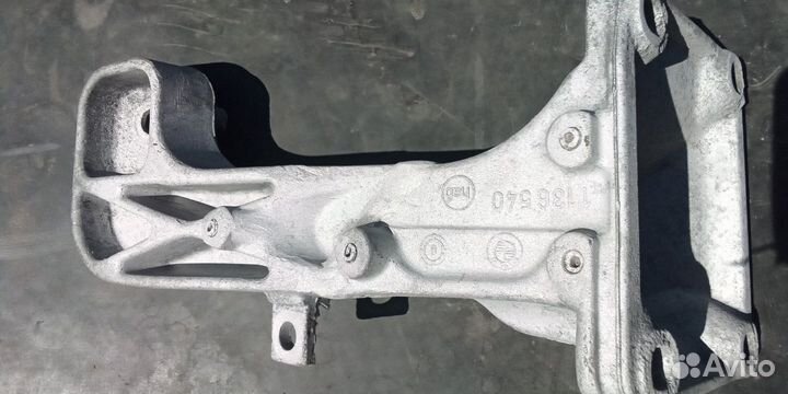 Кранштей мотора двигателя бмв