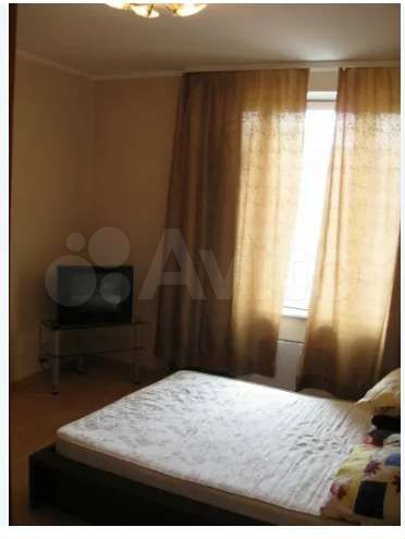 Доля в 2-к. квартире, 42 м², 1/4 эт.