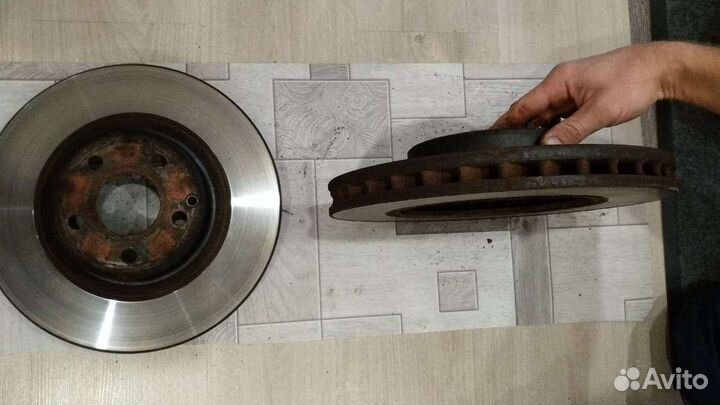 На Мерседес диски тормозные и колодки