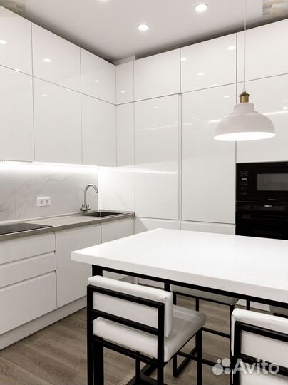 Кухня под потолок Белая угловая