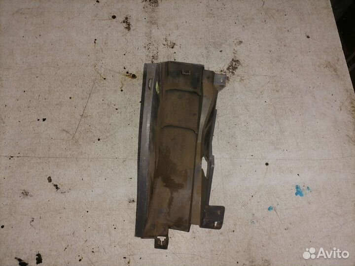 Правая торцевая накладка торпеды Nissan Terrano 2