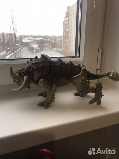 Игрушка со звуками и двигающаяся